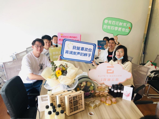 1591060980423067.jpg 媒體合影配圖