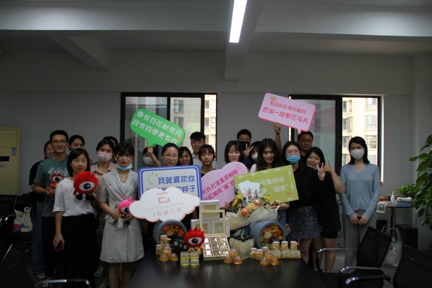 1591061216435258.jpg 媒體合影配圖